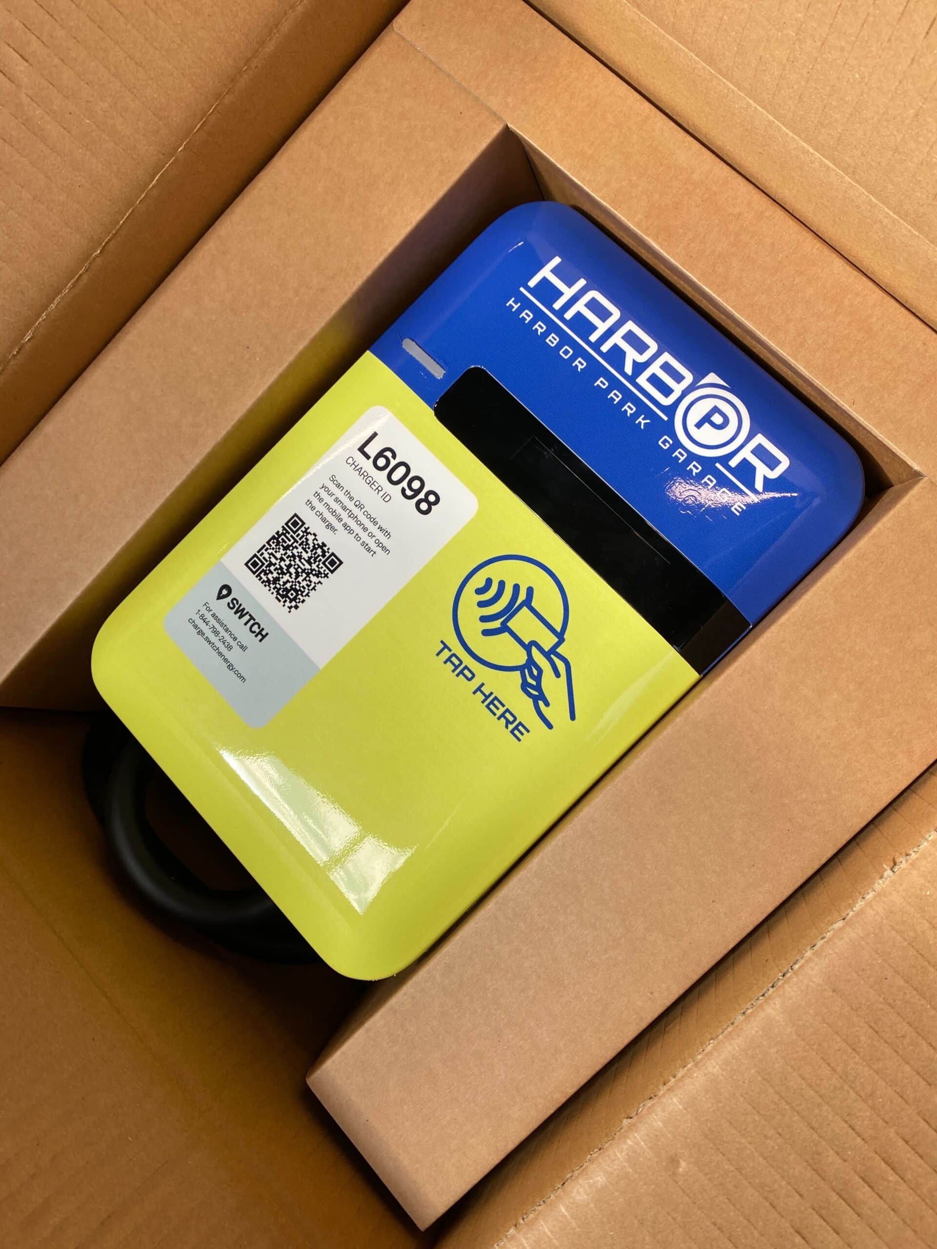 FanAtlas charger in a box, labeled with a QR code and 